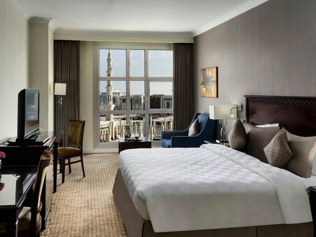 Anwar Al Madinah Mövenpick guest room view